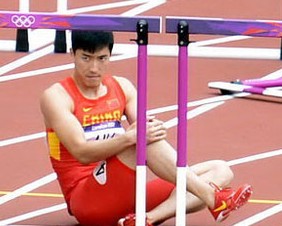 刘翔跨栏栏意外摔倒，单腿跳至终点，亲吻栏架告别奥运