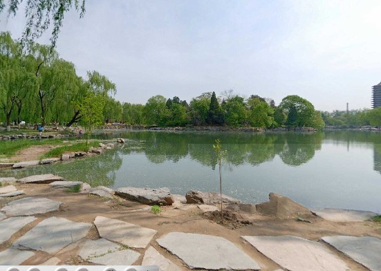 北京大学未名湖畔