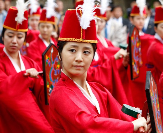 韩国大学生身着韩服参加祭孔大典