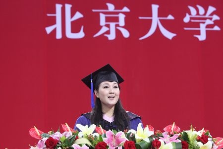 毕业生代表、政府管理学院2010级硕士研究生刘京萌代表发言