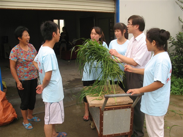 郭孝老师向学生和饲养员讲解牧草知识