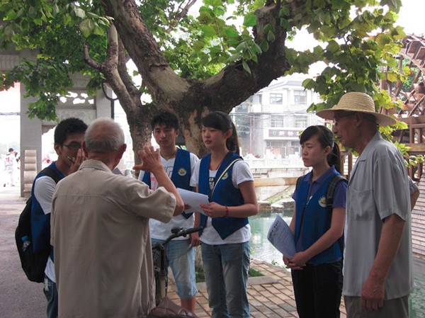 与村民进行交谈