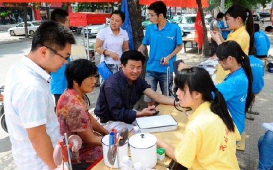 医疗实践下乡，关注农民健康