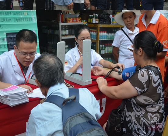 医师为芭茅溪乡乡民测量了血压