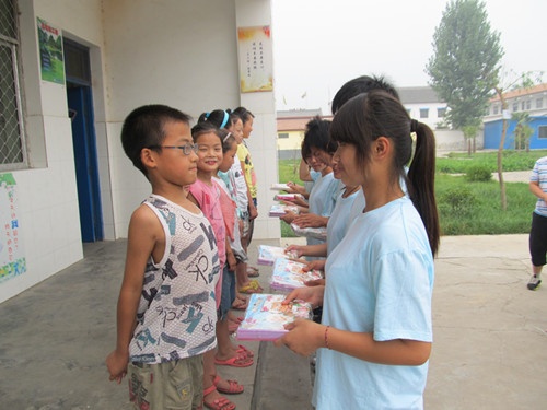 为小学生们赠送学习用品