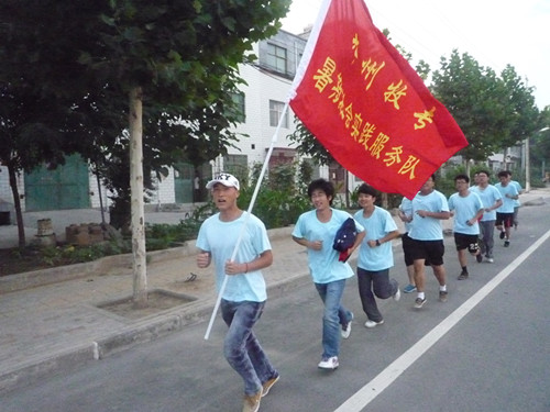 队员们在下乡服务的路上