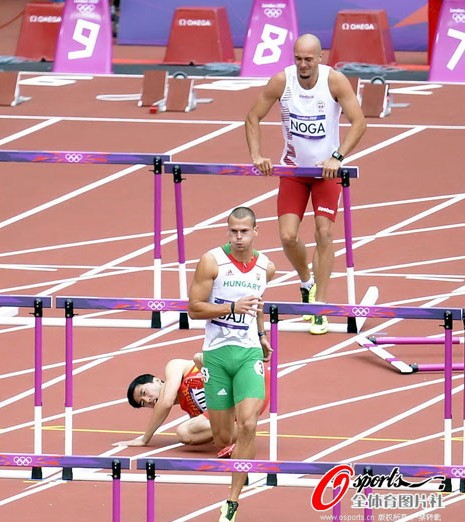 刘翔110米栏意外摔倒 单腿跳至终点 亲吻栏架告别奥运