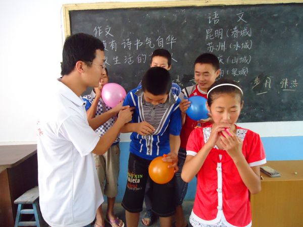 课堂上老师和你们一起吹气球