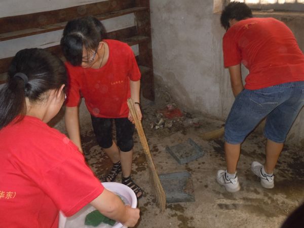 我们满头大汗的打扫着毛主席资料室和江青的住所