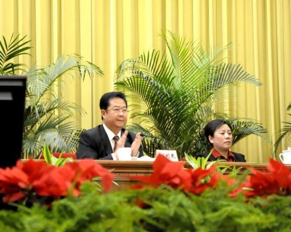 教育部副部长刘利民代表教育部向张丽莉老师致以崇高的敬意