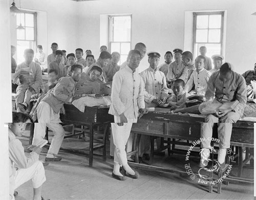 学生们被关押在临时的兵营宿舍里
