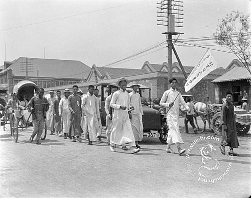 1919年年6月3日，参加街头演讲的北京财政商业学校学生