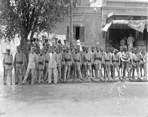 1919年6月4日，看守被拘捕学生的士兵