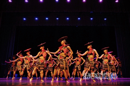 图为女子傣族群舞《花腰花》