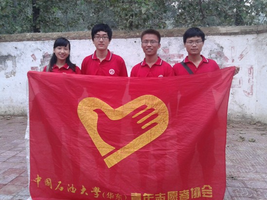 “芝麻”实践队的成员 聂会芹，王歌，盛余飞，唐永强（从左到右）在当地小学
