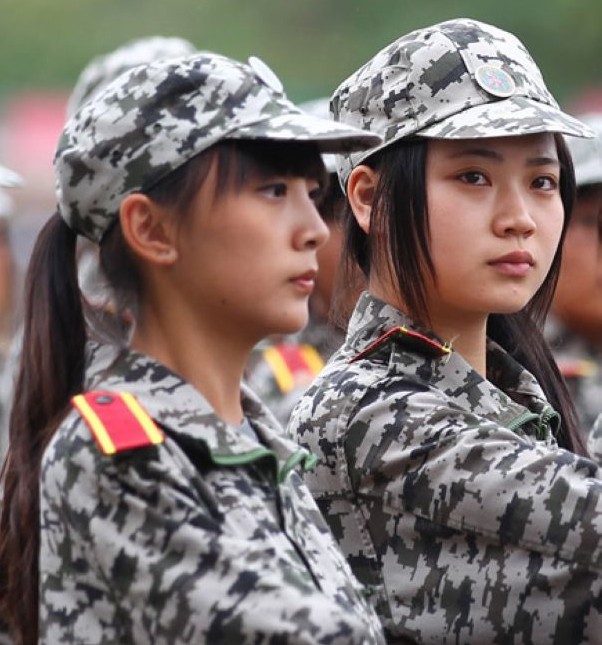 南京军训大学生举出“捍卫祖国神圣领土”横幅
