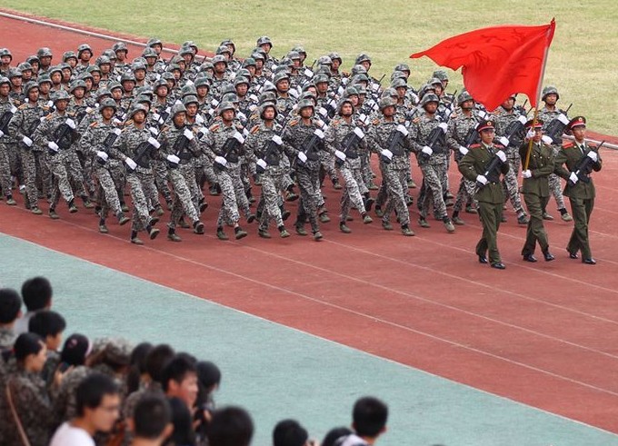 南京军训大学生举出“捍卫祖国神圣领土”横幅