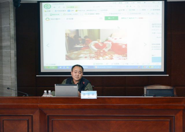 新华社记者俞方平在山东科技大学作新闻摄影报告