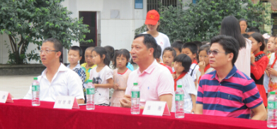 重邮学子赴山区洞塘小学传递爱心播撒希望