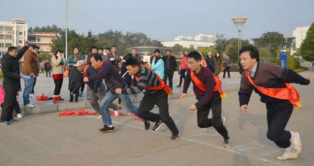 赣南师范学院举行庆元旦迎新年教职工环校跑接力赛