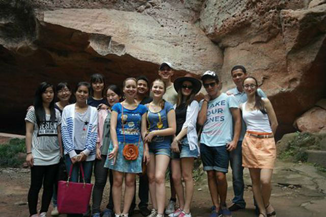 赣南师范学院留学生赴通天岩进行文化体验实践活动