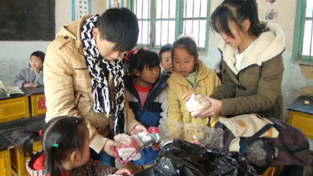 赣南师范学院大学生明湖爱心社情暖邹家地小学