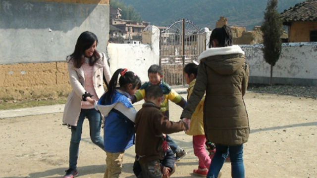 赣南师范学院大学生明湖爱心社情暖邹家地小学