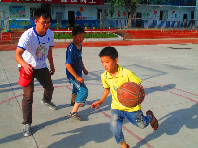大孩子们与小男孩们精彩纷呈的篮球赛