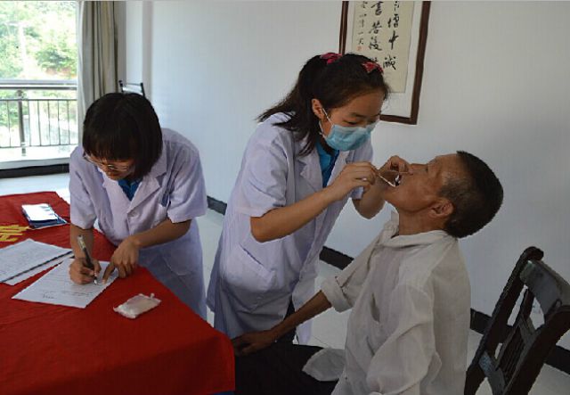  湖北医药学院口腔学子赴十堰市周边县市开展口腔健康义诊活动