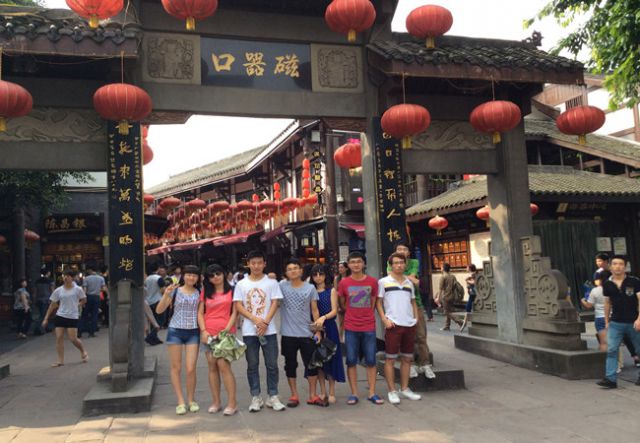 图为实践队抵达磁器口