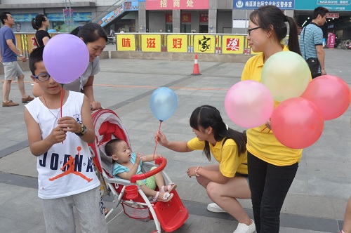 公益实践队员为儿童送去气球