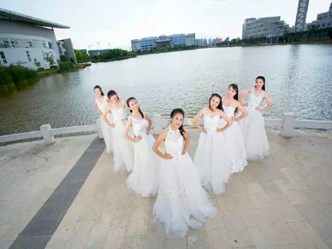 云南红河学院7位美女拍婚纱毕业照