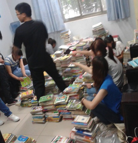 志愿者们正在整理图书