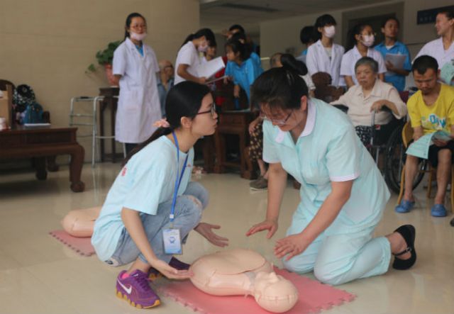 湖医学子为福利院老人送温暖