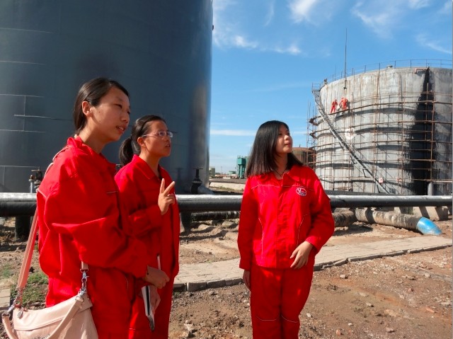 油田工作人员带领中石大大学生参观油田