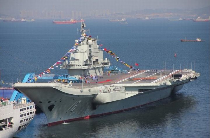 中国首艘航母平台举行升旗仪式
