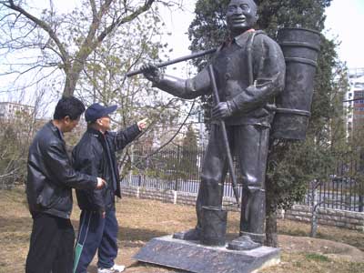 北京龙潭公园的时传祥雕像