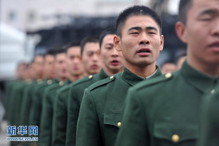 满怀着对警营的深情，依依不舍地挥别战友