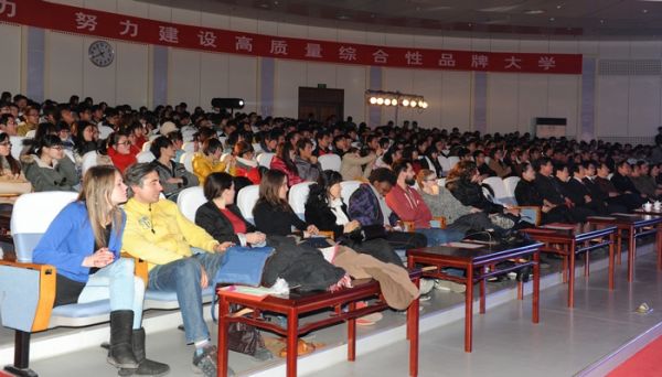临沂大学第二届外语文化节现场学生观看节目