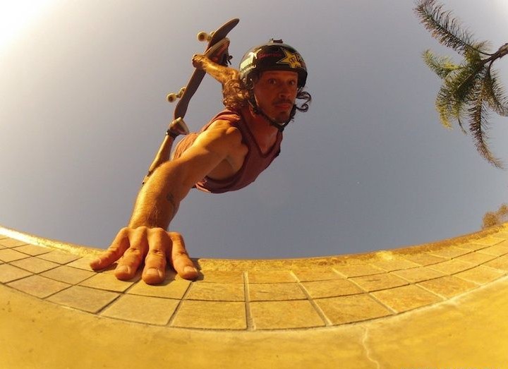 GoPro巨星Bucky Lasek，在他家后院游泳池单手倒立