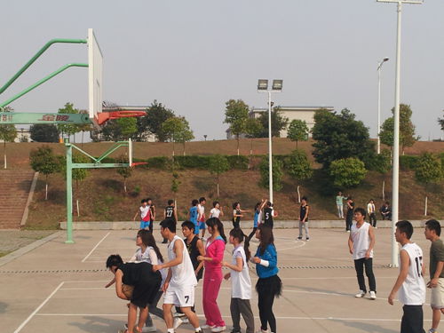赣南师院化工学院大学生趣味篮球赛开赛