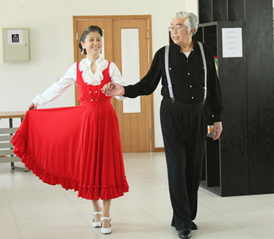 江爷爷和王奶奶的拉丁舞表演