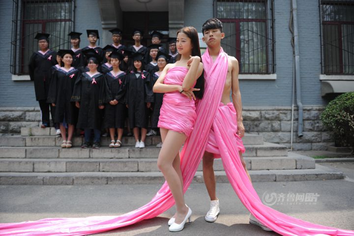 山东大学毕业生穿性感红丝带 拍摄公益毕业照致青春