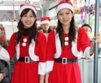 台北“圣诞公车”提前亮相 美女派发糖果吸睛