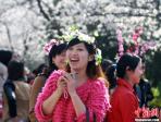 武汉大学樱花盛开，游人如织徜徉花海