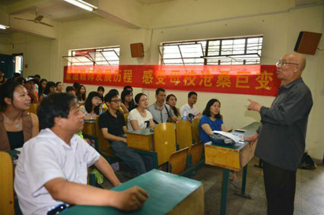 赣南师院外语学院党总支开展重温学校发展历程党日活动