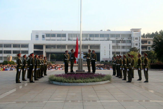 赣南师范学院举行新学期第一次升旗仪式